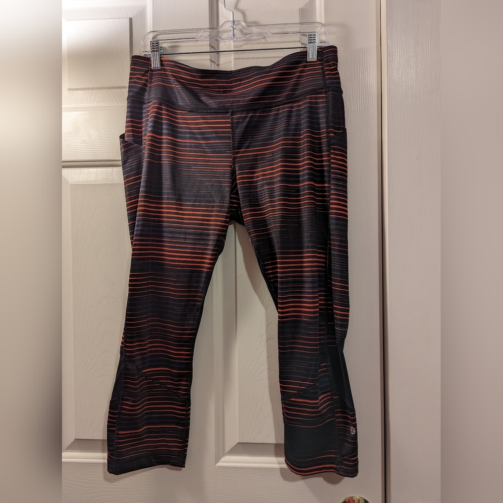 Lululemon 21" cropped leggings in size 12 (small flaw in left pocket) *s…